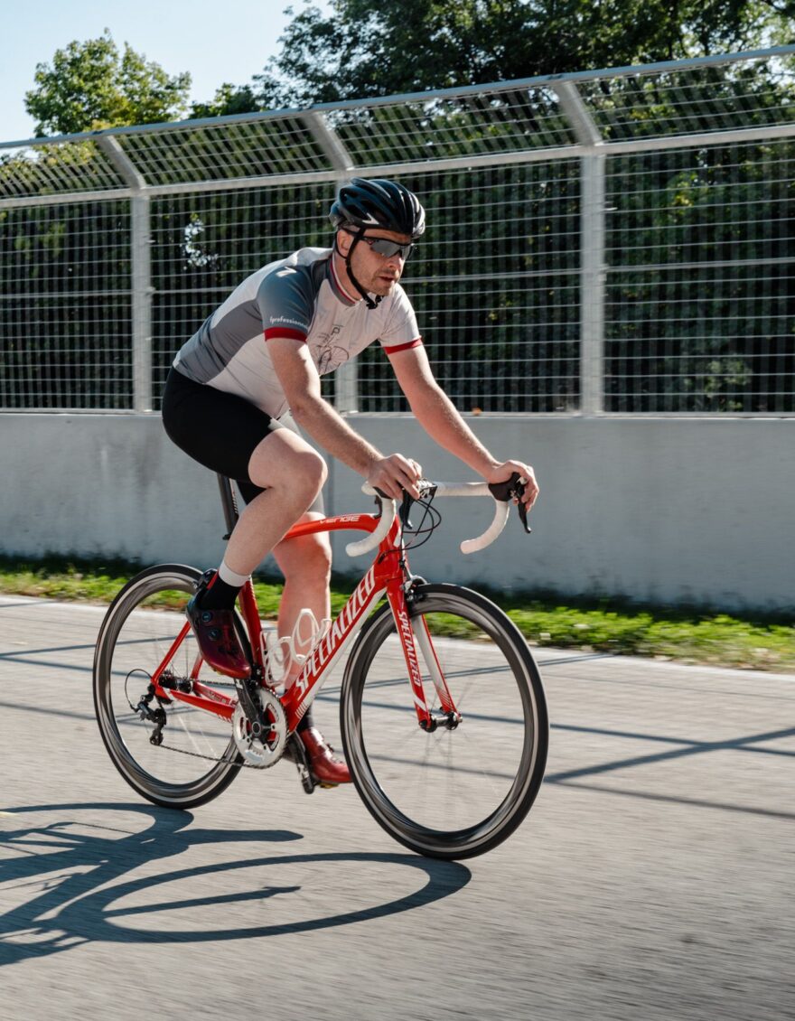 Homme qui fait du vélo