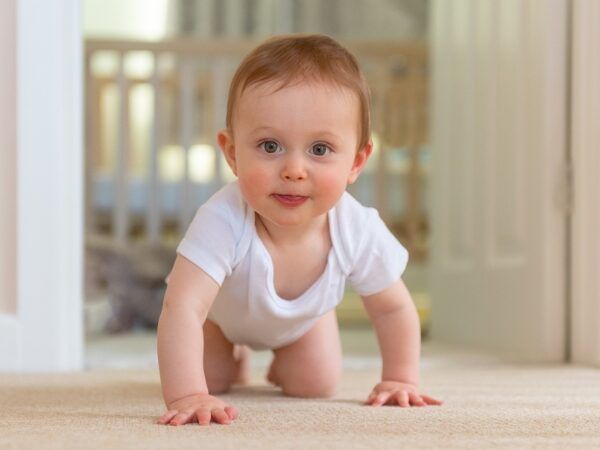 La marche à quatre pattes : une étape clé du développement moteur de bébé