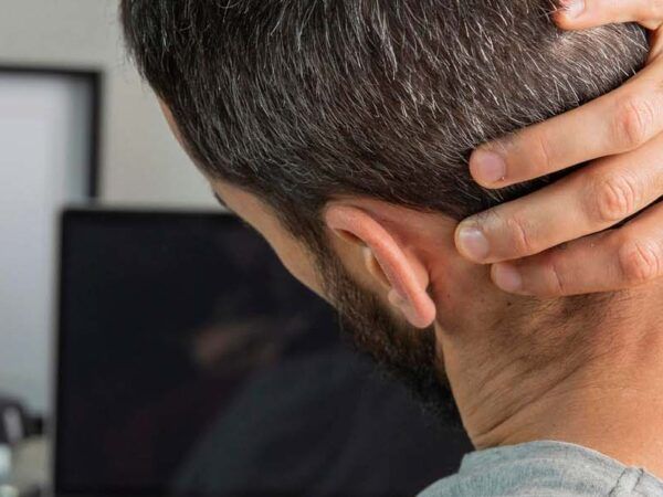 5 conseils pour prévenir les douleurs au cou et aux omoplates pendant le travail de bureau