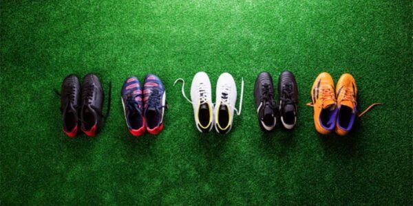 Les crampons de soccer sont les ennemis du ligament croisé antérieur et les terrains synthétiques chez Kinatex Sports Physio, Québec et Ontario.