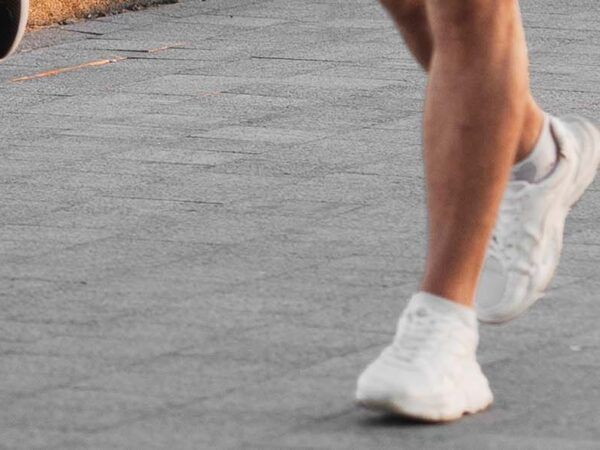 My knee hurts! Should I continue to run on a treadmill or on asphalt ?
