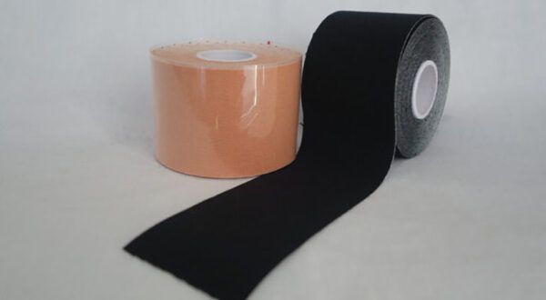 Quel est l'accessoire idéal pour soulager les maux de dos ? Avec le taping proprioceptif chez Kinatex Sports Physio, Québec et Ontario.