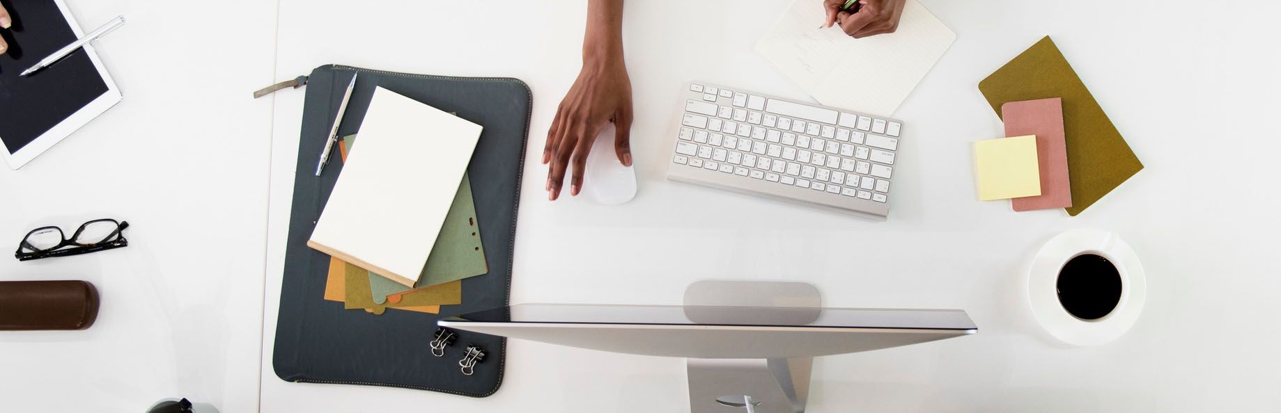 Ajuster un poste de travail informatique pour une posture saine et un confort optimal chez Kinatex Sports Physio, Québec et Ontario.