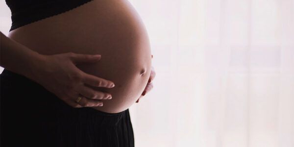 La physiothérapie pour futures et nouvelles mamans avec les symptômes chez Kinatex Sports Physio, Québec et Ontario.