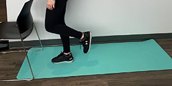 Prévenir les blessures en ski de fond avec l'équilibre en une jambe chez Kinatex Sports Physio, Québec et Ontario.
