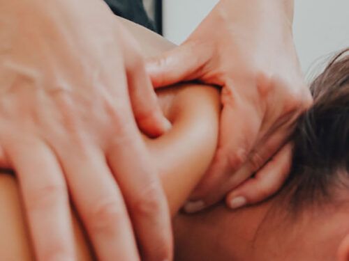 Le massage des tissus profonds est une technique thérapeutique ciblant les couches musculaires internes et les fascias chez Kinatex Sports Physio, Québec et Ontario.
