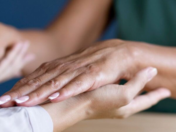 Thérapie de la main : une alternative efficace aux longues attentes médicales