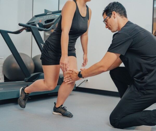 Syndrome de la bandelette et douleur au genou chez le coureur, Kinatex Sports Physio, Québec et Ontario.