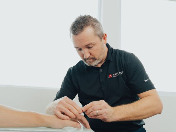 Doigt à ressaut (doigt gâchette) : symptômes, causes et traitements efficaces