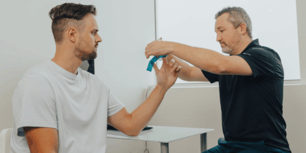 Doigt à ressaut : symptômes, causes et traitements efficaces chez Kinatex Sports Physio, Québec et Ontario.