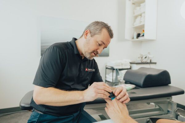 Expertise en thérapie de la main, CHT, Kinatex Sports Physio, Québec et Ontario.