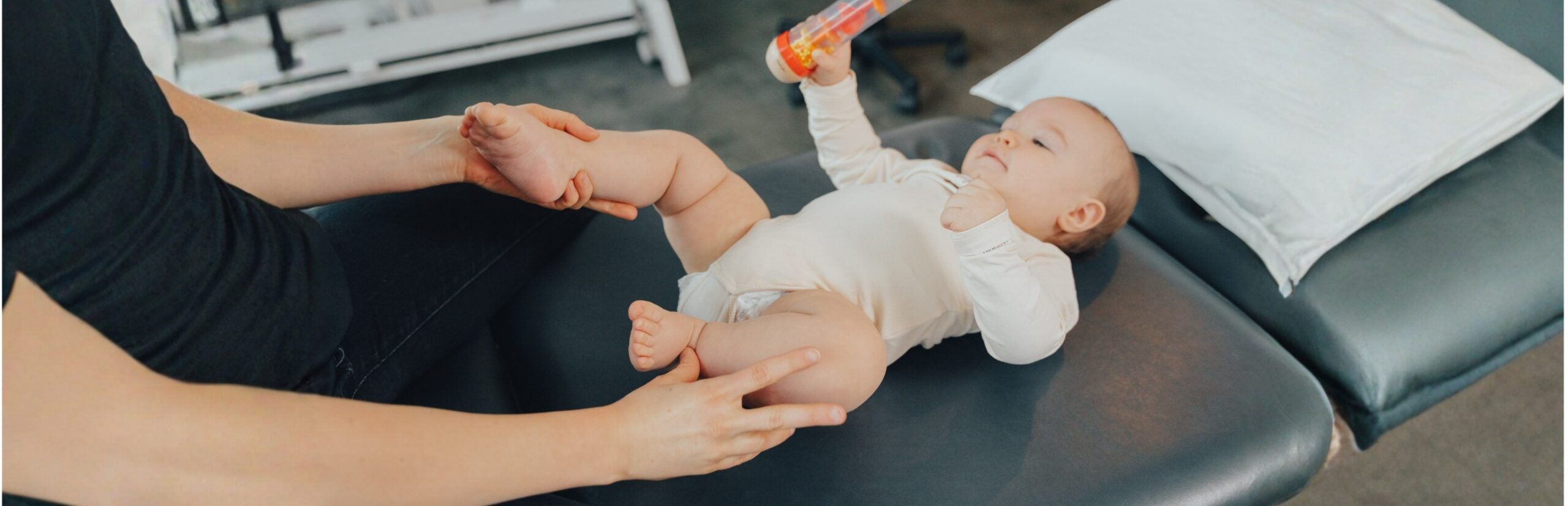 L’ostéopathie pour les nouveau-nés : une approche douce pour accompagner les premiers jours de vie Les premiers jours et les premières semaines de vie représentent une période d’adaptation intense pour le bébé. Le passage de la vie intra-utérine au monde extérieur demande de nombreux ajustements, tant sur le plan postural que fonctionnel. La naissance — qu’elle soit physiologique, instrumentale ou réalisée par césarienne — constitue une étape majeure qui peut parfois s’accompagner de tensions, d’asymétries ou de certains inconforts. Dans ce contexte, l’ostéopathie propose une approche douce, respectueuse et non invasive visant à soutenir le confort, la mobilité et l’équilibre du nouveau-né. Elle ne remplace jamais le suivi médical, mais peut agir comme un complément précieux pour accompagner cette période de transition. Pourquoi consulter en ostéopathie pour un nouveau-né ? Pendant la grossesse, le bébé reste plusieurs semaines dans une position parfois contraignante. Cette posture prolongée, tout comme les conditions de l’accouchement — qu’il soit très rapide, long, réalisé avec instruments, en présentation particulière ou par césarienne — peut entraîner certaines adaptations corporelles. Ces ajustements peuvent se manifester de différentes façons dans le quotidien du nourrisson. Certains bébés présentent des difficultés de succion, un inconfort digestif, une préférence marquée pour tourner la tête du même côté ou encore un torticolis congénital fonctionnel. D’autres peuvent avoir un sommeil agité, pleurer fréquemment ou développer une asymétrie crânienne positionnelle. L’ostéopathie ne vise pas à « corriger » le bébé. Elle accompagne plutôt son corps dans sa capacité naturelle à retrouver de la mobilité, de l’aisance et un meilleur confort. Comment agit l’ostéopathie chez le nourrisson ? L’ostéopathie pédiatrique repose sur des techniques extrêmement douces, adaptées à la physiologie du nouveau-né. Le travail se fait sans manipulation brusque, à l’aide d’approches tissulaires, crâniennes et viscérales qui respectent le rythme et la sensibilité du bébé. À travers ces gestes précis et délicats, l’ostéopathe cherche à relâcher les tensions accumulées lors de la grossesse ou de la naissance, à améliorer la mobilité des tissus et à favoriser un fonctionnement plus harmonieux de l’ensemble du corps. Ce travail peut soutenir la succion et la déglutition, améliorer le confort digestif, accompagner la symétrie posturale et contribuer à une respiration plus libre ainsi qu’à un sommeil plus apaisé. Ce que dit la recherche scientifique Les données scientifiques concernant l’ostéopathie pédiatrique sont encore en développement, mais plusieurs études récentes présentent des résultats encourageants. Dans le cas des plagiocéphalies positionnelles, certaines recherches montrent que les thérapies manuelles, dont l’ostéopathie, peuvent contribuer à améliorer la symétrie crânienne et la mobilité cervicale. Pour les torticolis congénitaux fonctionnels, les approches manuelles douces semblent favoriser une meilleure mobilité du cou et une diminution des asymétries, en complément de la physiothérapie lorsque celle-ci est indiquée. Du côté des coliques et de l’inconfort digestif, certaines études rapportent une amélioration du confort et une diminution des pleurs chez plusieurs nourrissons après des interventions manuelles adaptées. D’autres travaux suggèrent également un soutien possible de la succion, de la mobilité linguale et de la coordination oro-faciale, notamment chez les bébés ayant vécu un accouchement plus difficile ou présentant des tensions cervicales. Les études disponibles indiquent par ailleurs que l’ostéopathie pédiatrique, lorsqu’elle est pratiquée par un professionnel formé, est sécuritaire et associée à très peu d’effets indésirables. Quand consulter ? Une consultation peut être pertinente lorsqu’un bébé présente une préférence pour tourner la tête du même côté, une asymétrie crânienne, un torticolis fonctionnel, des difficultés de succion ou d’allaitement, un inconfort digestif comme des gaz, des reflux ou des coliques, un sommeil agité, une posture en « virgule » ou des pleurs fréquents inexpliqués. Elle peut également être envisagée après une naissance instrumentale ou une césarienne, afin d’accompagner en douceur les adaptations corporelles liées à l’accouchement. Accompagner les premiers mouvements de la vie Au cours des premières semaines, l’ostéopathie peut jouer un rôle précieux en aidant à relâcher certaines tensions, à améliorer la mobilité globale et à soutenir des fonctions essentielles comme la succion et la digestion. Elle participe aussi à l’équilibre postural et favorise un sommeil plus serein. Au-delà des aspects physiques, cette approche s’inscrit dans une vision globale du bien-être du nouveau-né et de sa famille. Douce, respectueuse et profondément humaine, elle accompagne les premiers mouvements de la vie avec délicatesse.