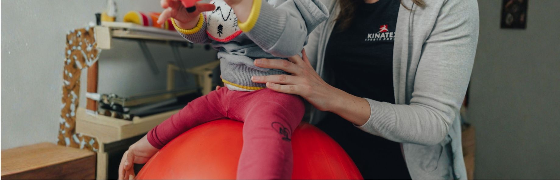 Le développement moteur et la motricité globale de bébé, de la naissance à 12 mois.