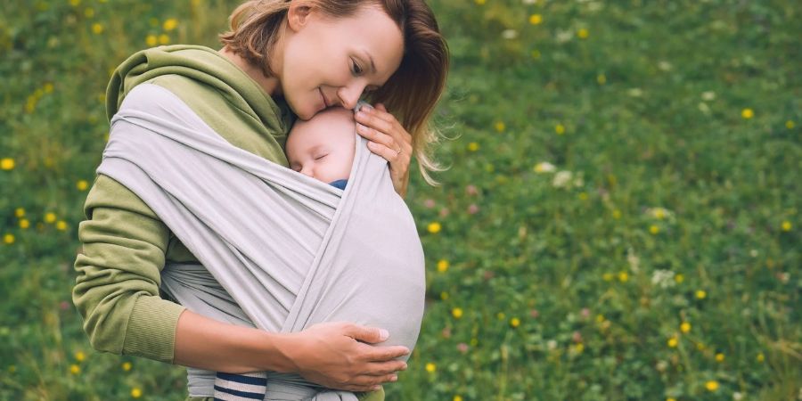 Le portage physiologique : conseils pour porter bébé en toute sécurité et avec confort.